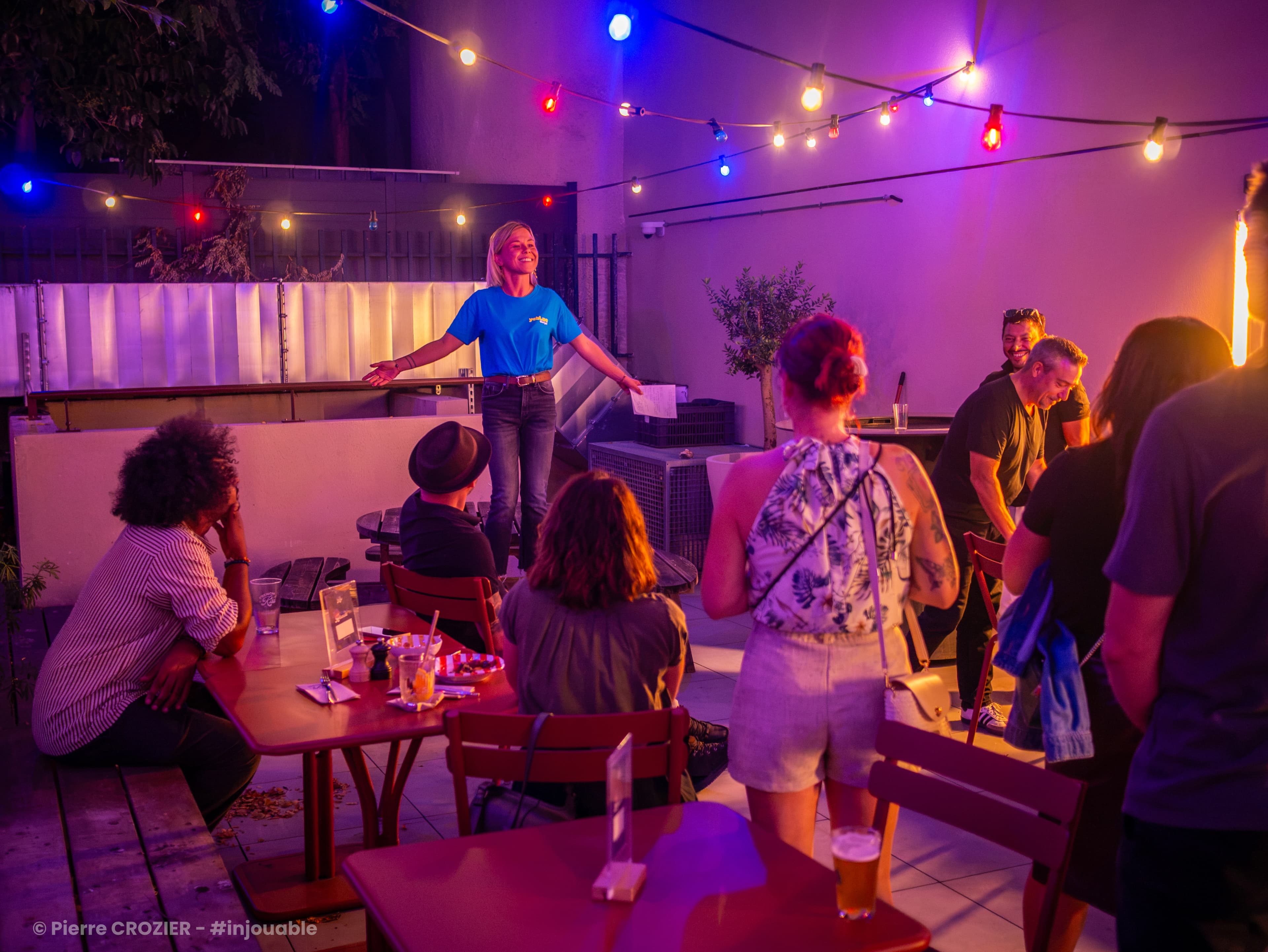 Ambiance d’une soirée yebLue chez un lieu partenaire à Montpellier, lumière chaude et verres levés